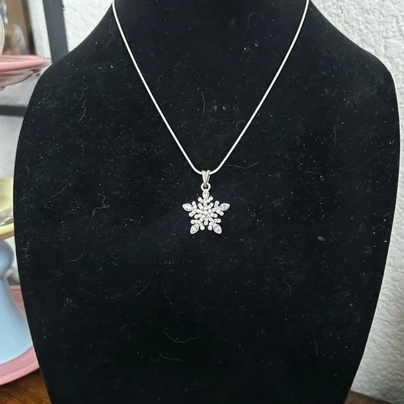 Elegant Silver Snowflake Pendant Necklace - Picture 2 of 5